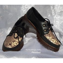 Sepatu kulit wanita