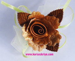 Korsase bunga coklat daun coklat pita mote