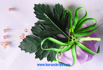 Korsase mawar lila daun beludru