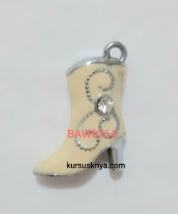 Liontin sepatu boots putih