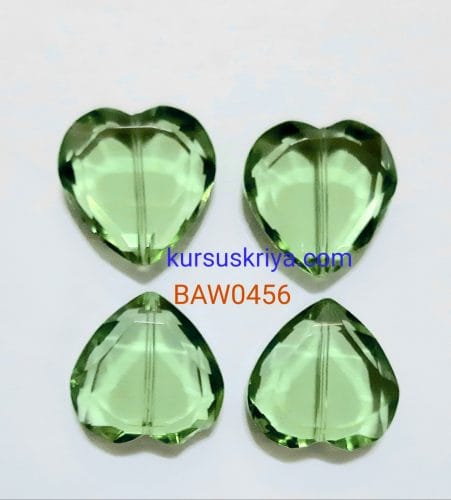 Manik kaca bentuk hati 2 cm light green