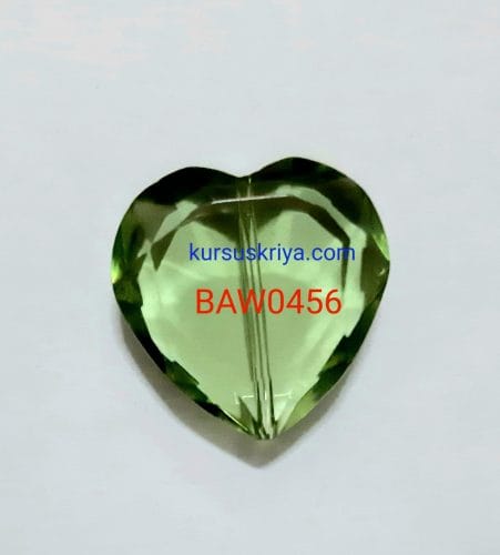 Manik kaca bentuk hati 2 cm light green