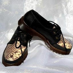 Sepatu casual kulit hitam kombinasi print python
