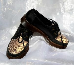 Sepatu casual kulit hitam kombinasi print python