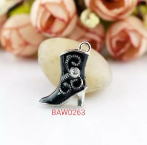 Liontin sepatu boots hitam