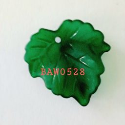 Liontin daun akrilik embos
