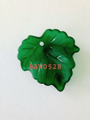 Liontin daun akrilik embos