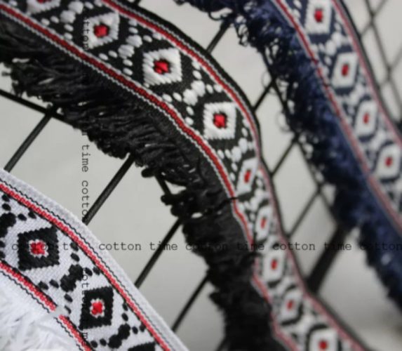 Renda bordir disain etnik dengan rumbai