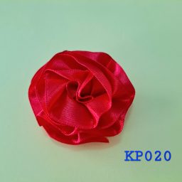 Kuntum bunga mawar satin warna pale geranium lake