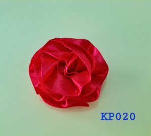 Kuntum bunga mawar satin warna pale geranium lake