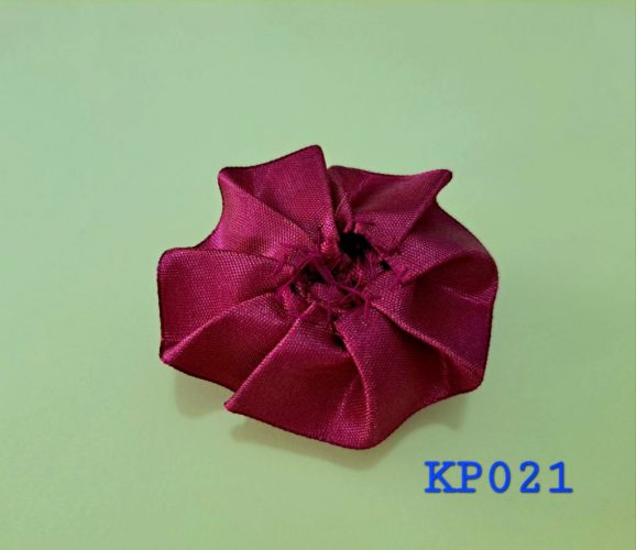 Kuntum bunga mawar satin warna burnt carmine