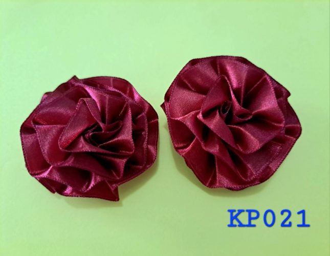 Kuntum bunga mawar satin warna burnt carmine