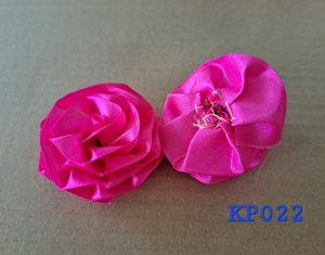 Kuntum bunga mawar satin warna rose madder lake
