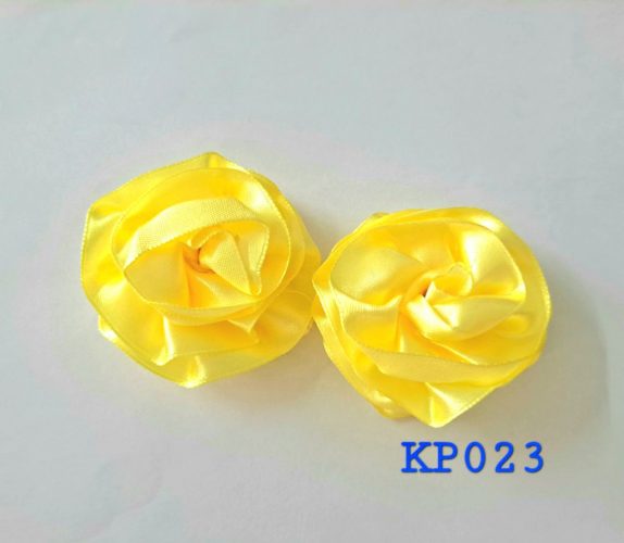 Kuntum bunga mawar satin warna lemon cadmium