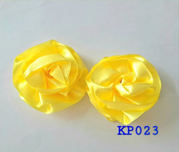 Kuntum bunga mawar satin warna lemon cadmium