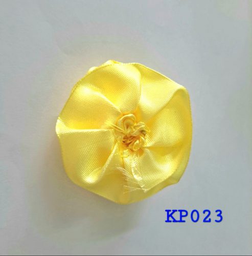 Kuntum bunga mawar satin warna lemon cadmium