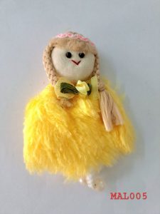 Aplikasi boneka bulu baju kuning