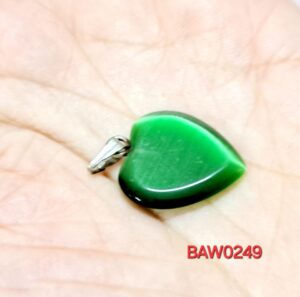 Liontin hati dari cat eye sintetis warna hijau