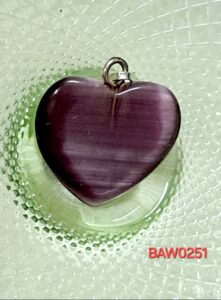 Liontin hati dari cat eye sintetis warna violet