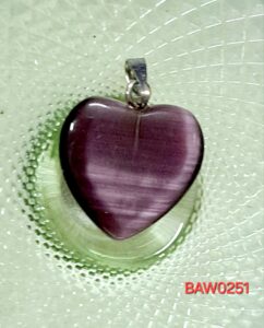 Liontin hati dari cat eye sintetis warna violet