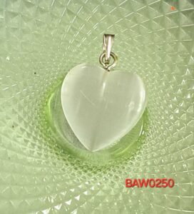 Liontin hati dari cat eye sintetis warna putih