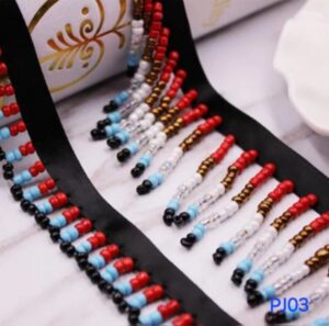 Strip bisband hitam dengan manik-manik gantung