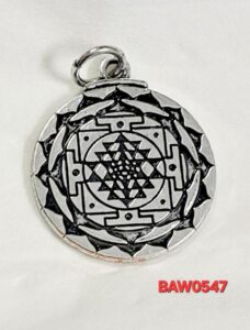 Liontin metal embos simbol mandala