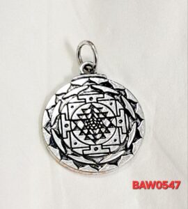 Liontin metal embos simbol mandala