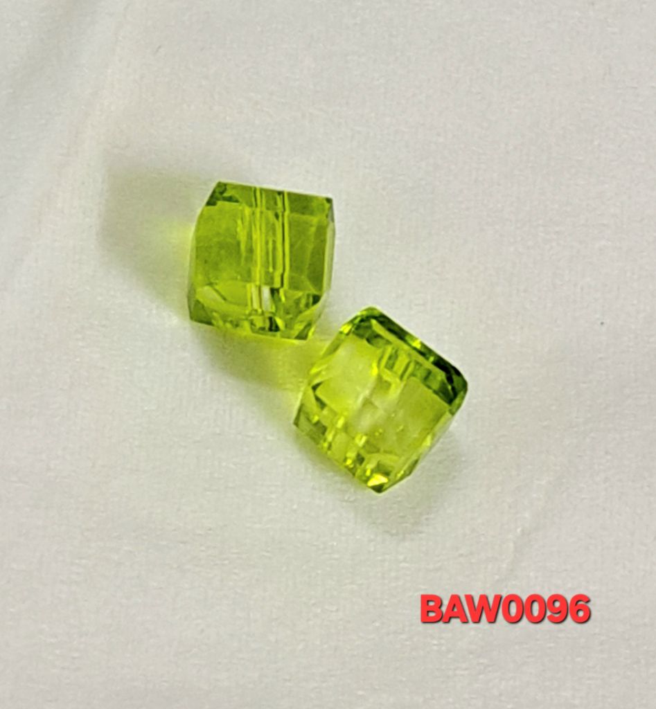 Manik-manik kristal austria bentuk kotak facet 6mm warna green peridot