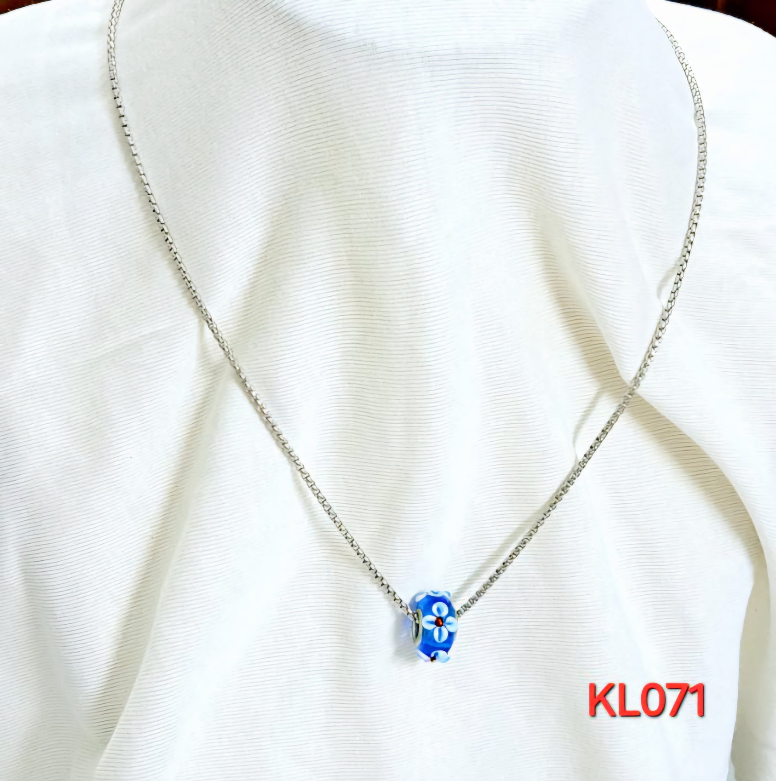 Kalung rantai stainless steel liontin lampwork biru bunga putih-merah