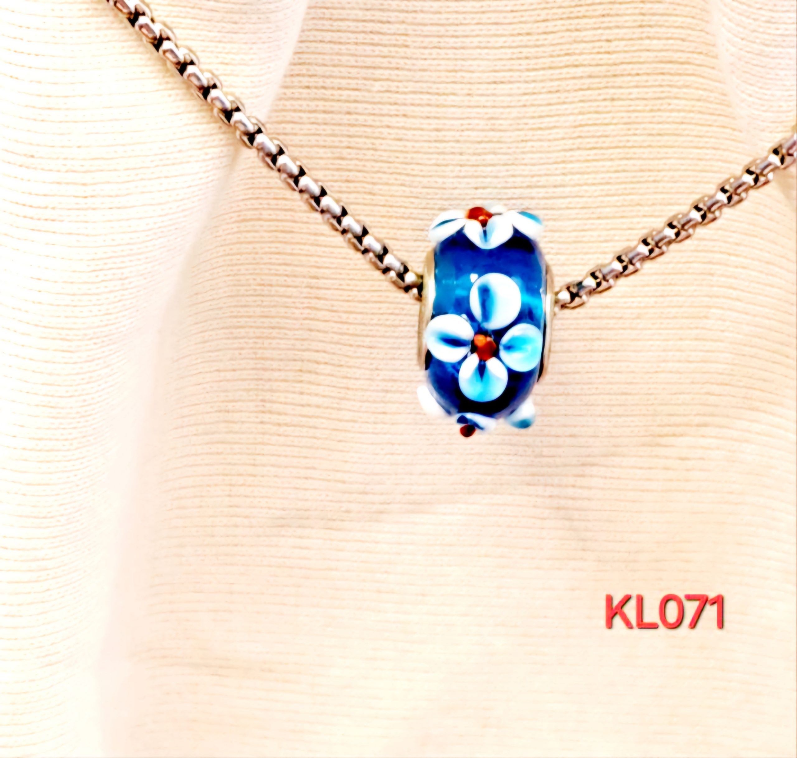 Kalung rantai stainless steel liontin lampwork biru bunga putih-merah