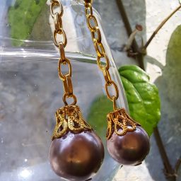 Anting-anting tusuk rantai gold ujung mutiara imitasi warna dark violet